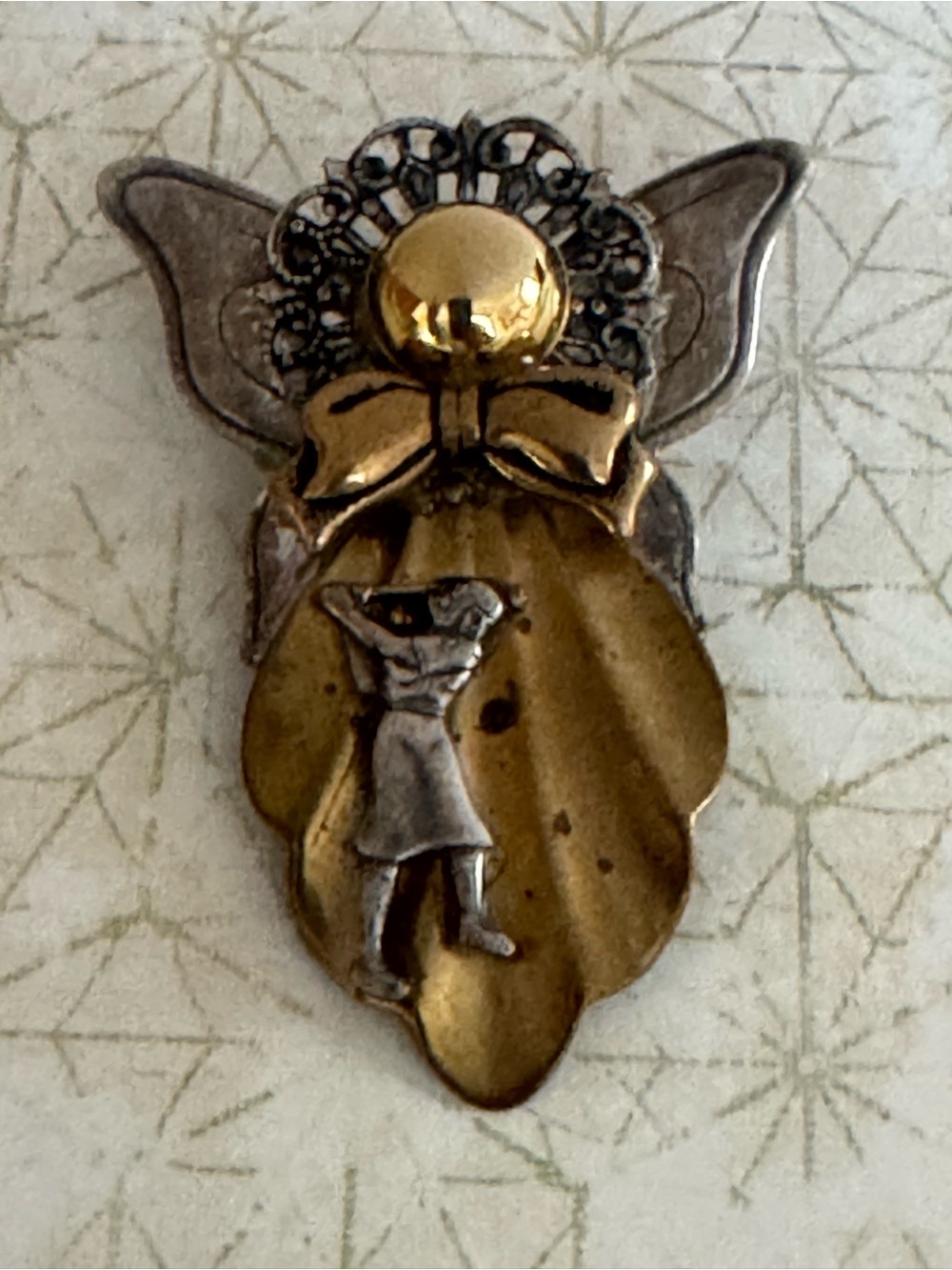 VINTAGE WOMAN GOLFER ANGEL PIN BROOCH